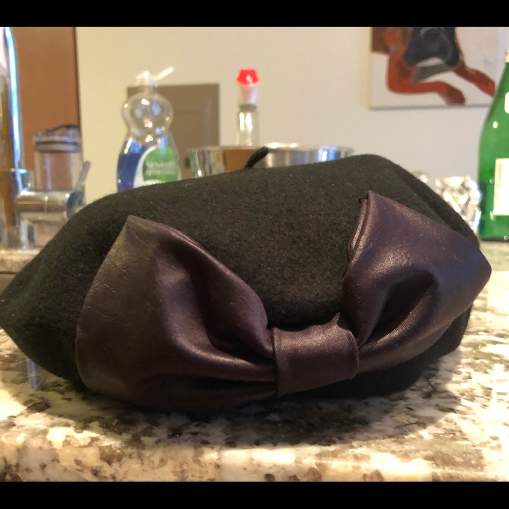 Black Beret with a Bow. Wool